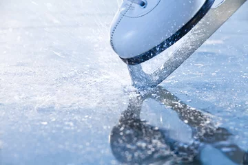 Foto op Plexiglas Vrouw schaatst remmend ijs, frazil vliegt rond © Vit Kovalcik