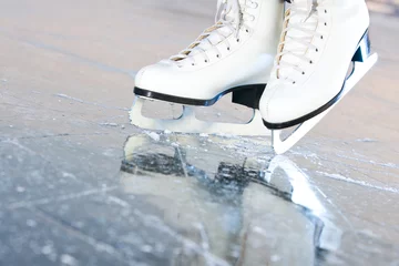 Photo sur Plexiglas Sports dhiver Version naturelle inclinée, patins à glace avec reflet