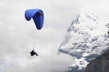 Fototapeta na wymiar Szybowiec na Eiger w Alpach szwajcarskich