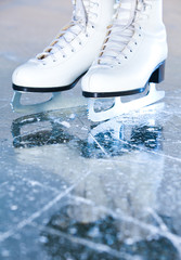 Portrait version, woman ice skates with reflection - obrazy, fototapety, plakaty
