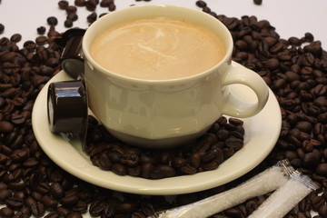 Tasse mit Kaffee und Zucker