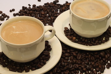 frischer Kaffee steht auf dem Tisch
