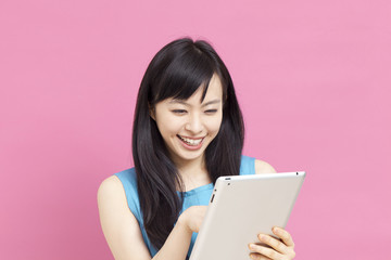 Fototapeta premium タブレットPCを使う女性