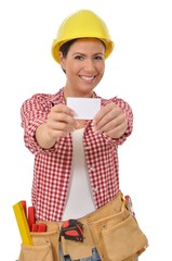 Arbeiterin mit gelbem Helm hält eine Visitenkarte
