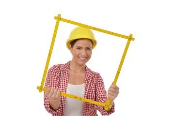 Arbeiterin mit gelbem Helm bastelt ein Quadrat