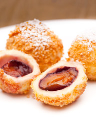 Zwetschgenknödel auf weißem teller