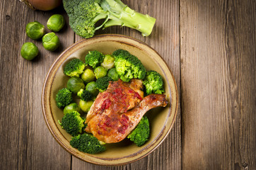 Hähnchenschenkel im Gemüsebett