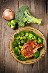 Hähnchenschenkel im Gemüsebett