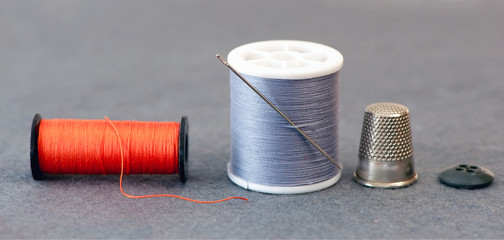 bibine fil à coudre avec dé et aiguille © Maurice Metzger