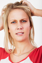 Fototapeta premium Hübsche blonde Frau schaut grübelnd