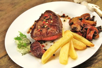 Steak mit Pommes und Pilzen