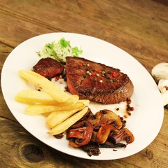 Rumpsteak mit Pilzen und Pommes