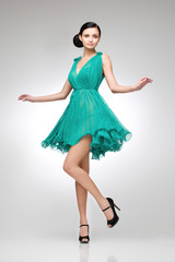 Naklejka premium brunette in teal dress
