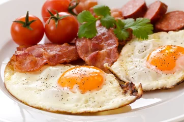 Photo sur Plexiglas Oeufs sur le plat Oeufs frits avec bacon et tomates
