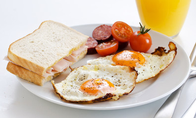 Fried eggs with bacon and tomatoes