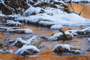 Naturbach im Winter