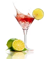 Foto op Plexiglas Opspattend water Rode martini-cocktail met geïsoleerde plons en limoen