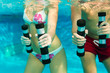 Fitness - Sport unter Wasser im Schwimmbad