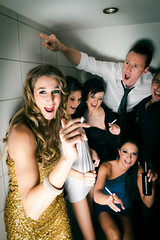 Leute feiern und rauchen auf der Toilette