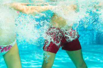 Fitness - Gymnastik unter Wasser im Spa