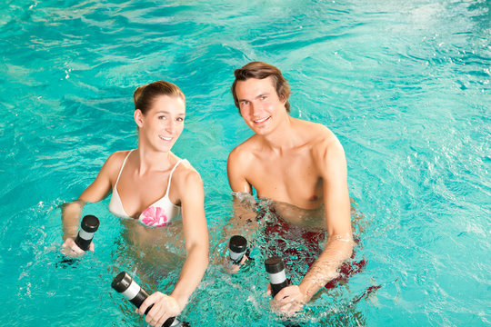 Fitness - Gymnastik unter Wasser im Spa