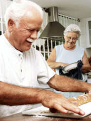 Abuelos cocinando en una cocina.