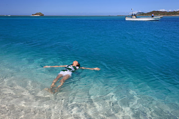海水浴を楽しむ女性