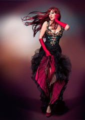Frau mit roten Haaren im schwarzen Abendkleid - female 09
