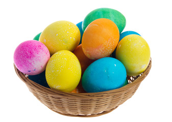 Obraz premium Large wicker basker of colorful Easter eggs
