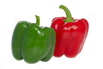 Rote und grüne Paprika auf weißem Hintergrund