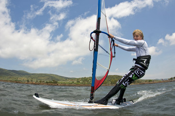 Junge beim Windsurfen