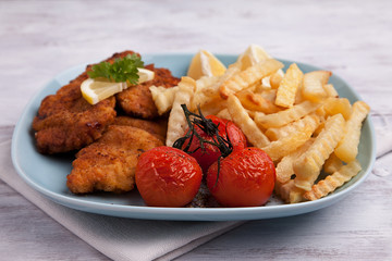 Wiener Schnitzel mit Pommes Frites und Tomate