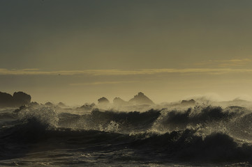 Felsen im aufgew&uuml;hltem Meer in der Morgend&auml;mmerung