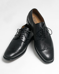 Ein Paar schwarze Herrenschuhe aus Leder zum Schnueren