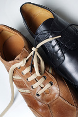 Verschiedene Schuhe aneinandergeschnuert als Symbol fuer Bindungen jeglicher Art