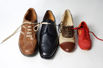 Verschiedene Schuhe aneinandergeschnuert