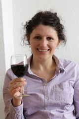 Frau genießt Rotwein