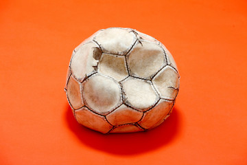 Alter, beschaedigter und verbeulter Fussball aus Leder © Jörg Lantelme