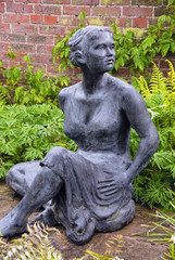Fototapeta na wymiar statue girl in garden
