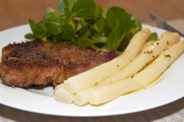Paniertes Schnitzel mit Spargel und Feldsalat