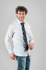 business mann mit locken und krawatte lacht
