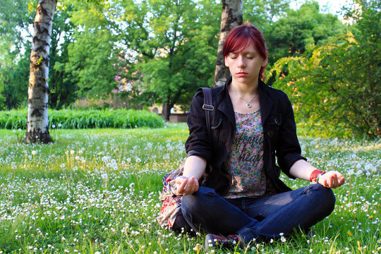 Young woman relaxing in a green park