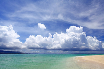 水納島の美しい風景と空に浮かぶ入道雲