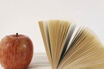 Apfel mit Buch