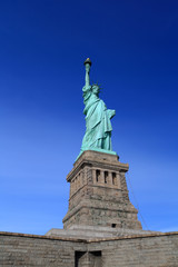 Fototapeta na wymiar Statua Wolności z jasnego nieba, słoneczny dzień, New York