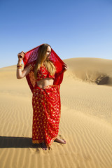 Fototapeta premium Young women wearing a saree, Thar Desert