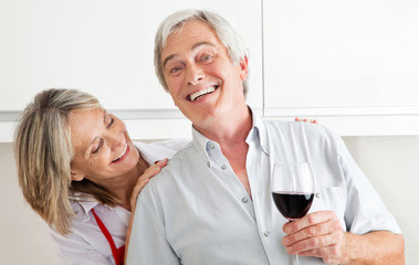 Seniorenpaar mit Rotwein