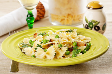 Bow tie pasta with peas