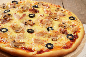 Mushroom and chicken pizza