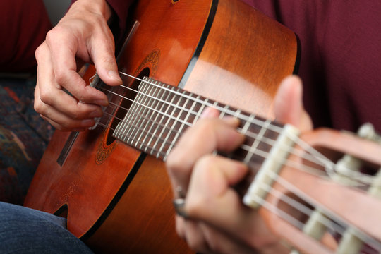 Gitarre zupfen